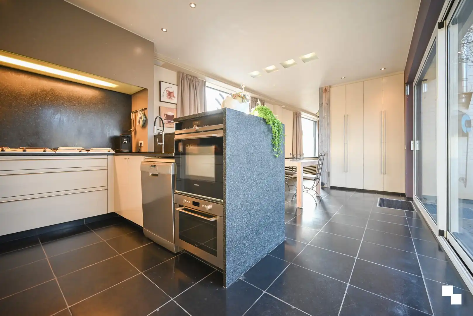 Karaktervolle woning met handelsruimte nabij het centrum van Izegem foto 14