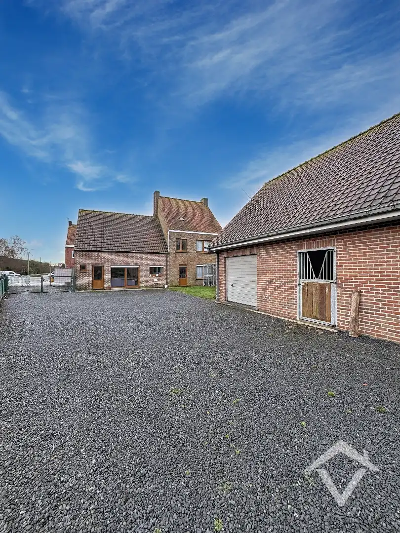 Alleenstaande woning met naastliggend stuk bouwgrond en weide te Eernegem foto 3