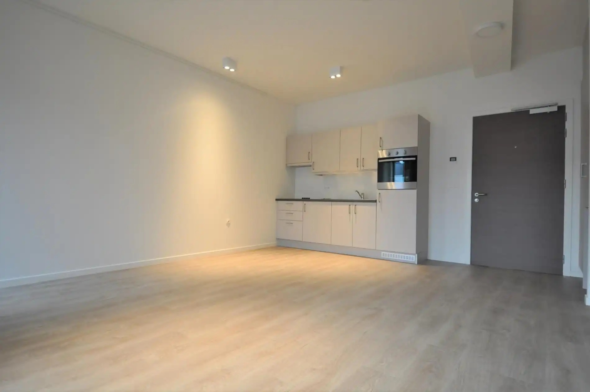 Pico bello service flat (nieuwbouw) in een prachtige groene omgeving. foto 2