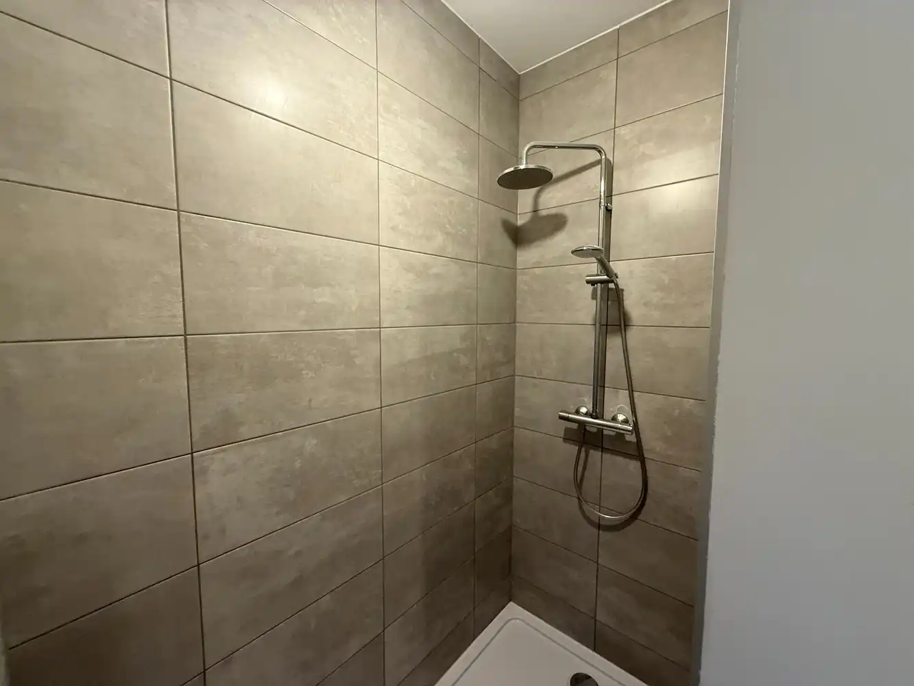 Ruim nieuwbouwappartement met 2 slaapkamers én parkeerplaats! foto 10