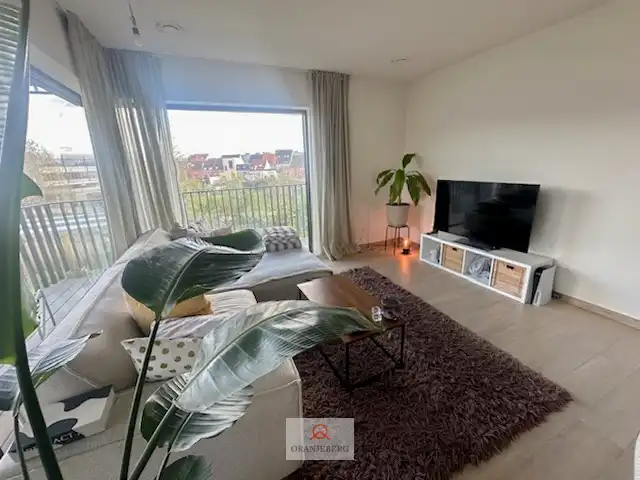 Modern appartement met staanplaats in groene parktuin foto 15