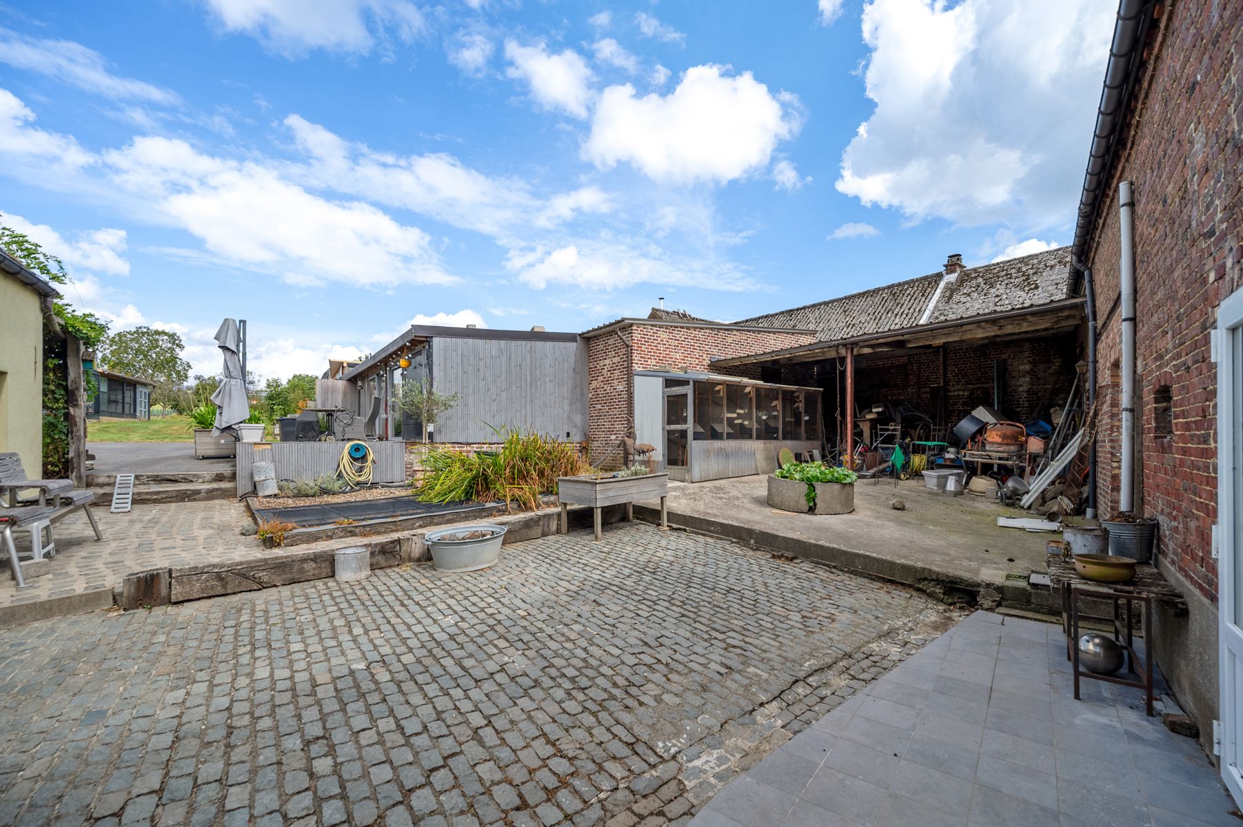 Ruime woning met atelier en garage op perceel van 32 are  foto 7