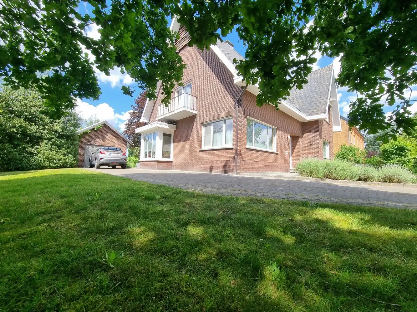 Zeer ruime, instapklare woning met 4 slpks op een prachtig perceel van 16a33ca foto {{pictureIndex}}