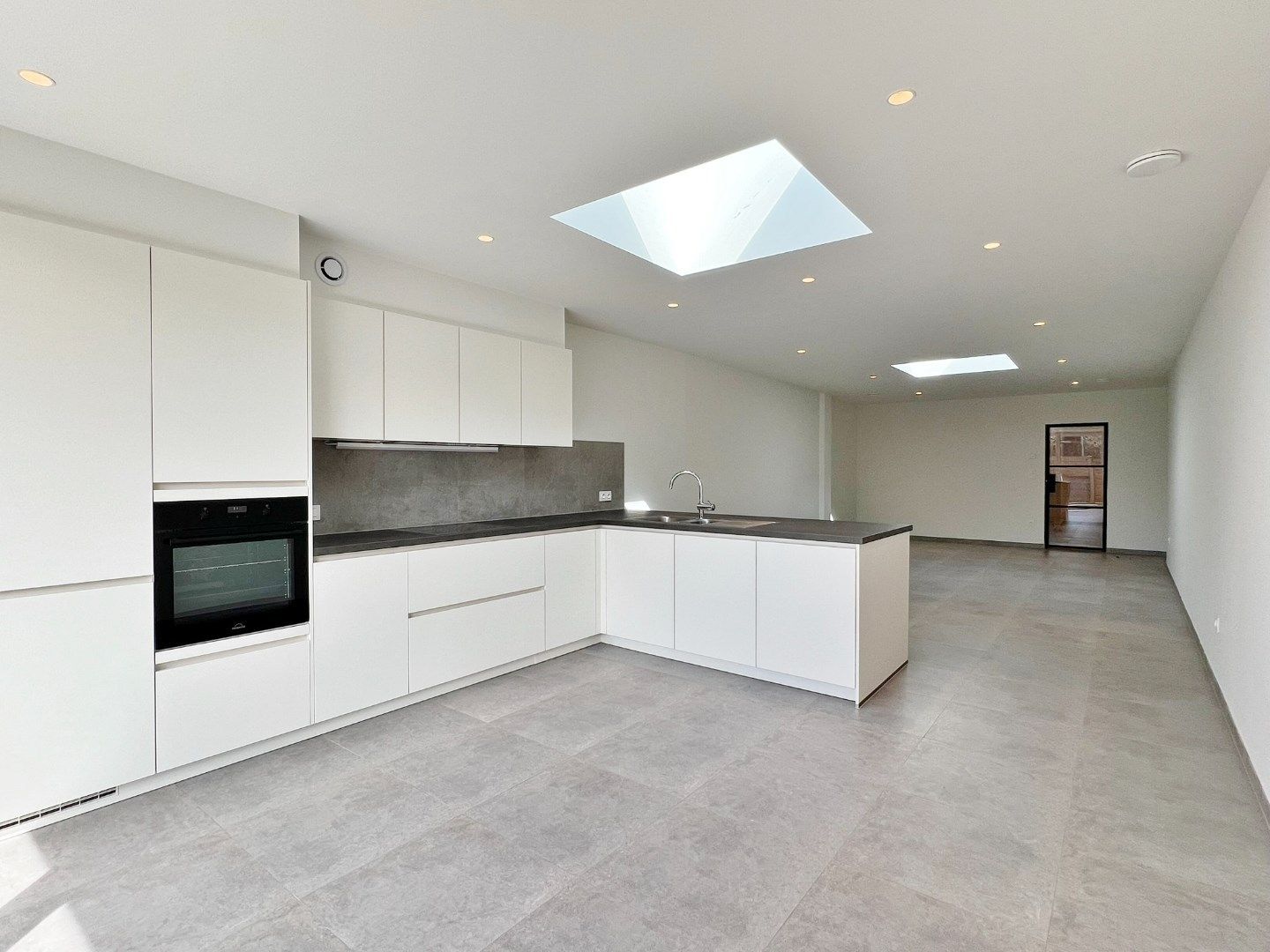 Gerenoveerde rijwoning met 3slaapkamers en zonnige koer.  foto 7
