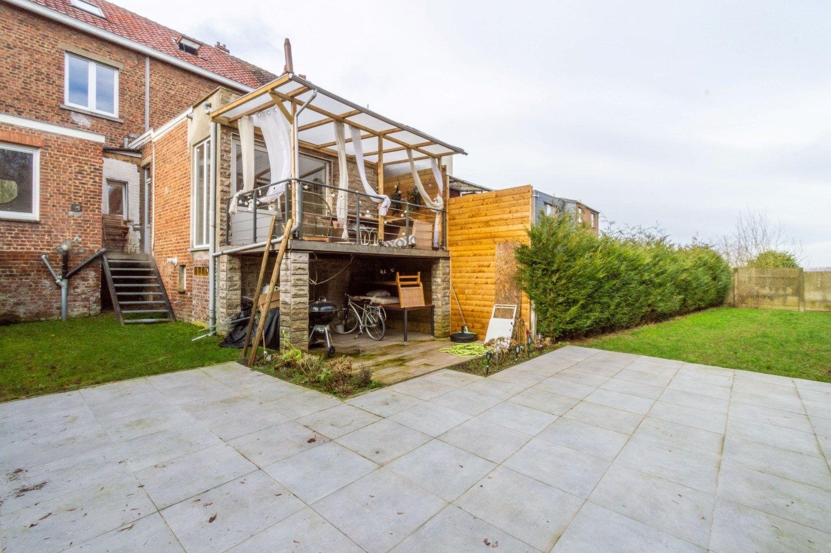 Ruime en gerenoveerde woning met 4 slaapkamers + garage! foto 18