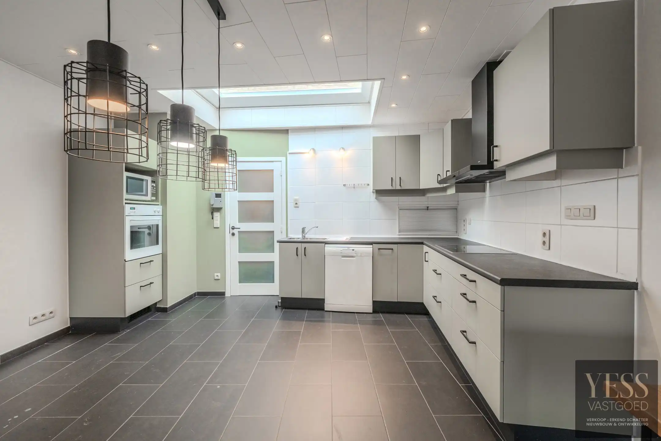 Instapklaar gelijkvloers appartement met terras/tuintje foto 6