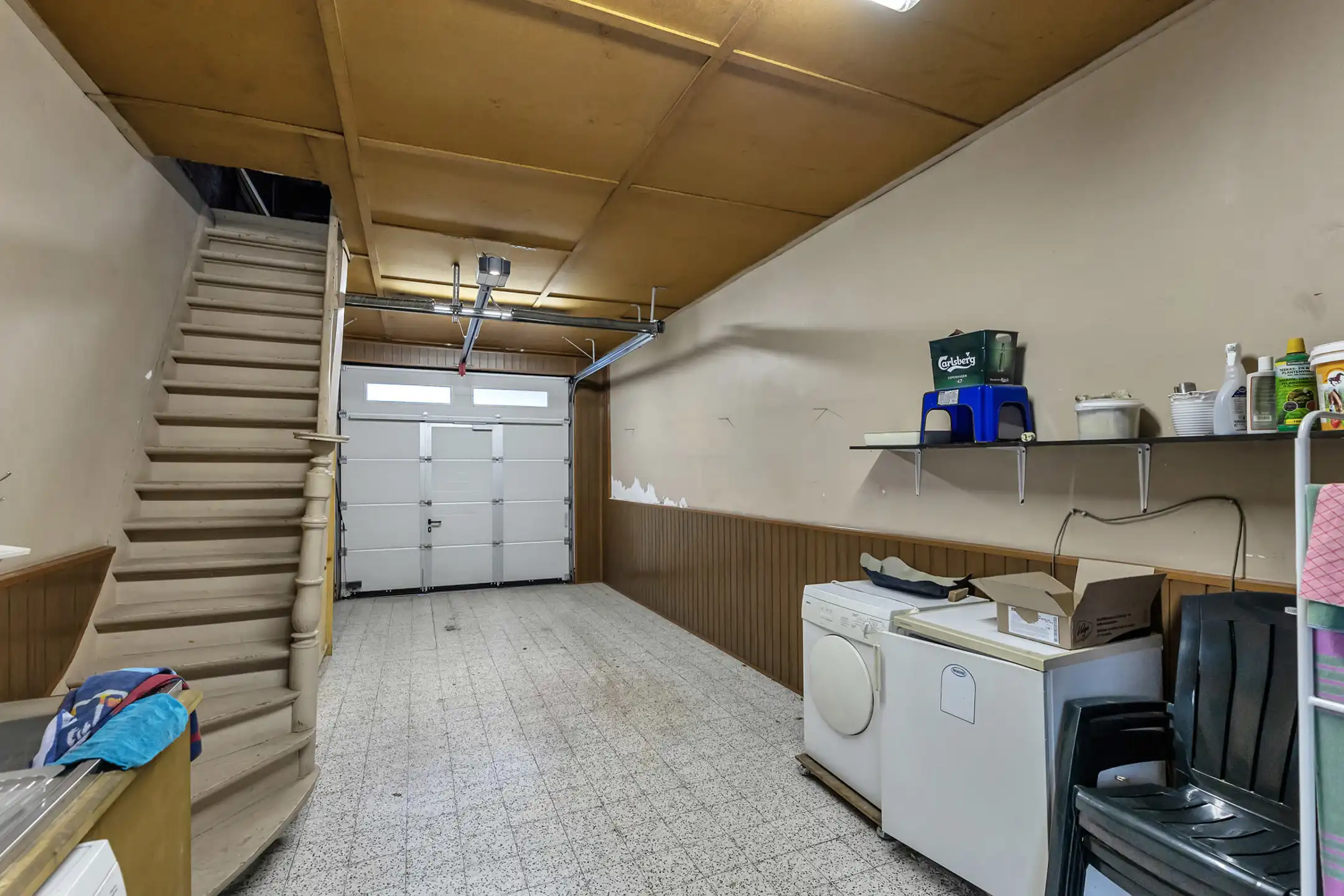 Ruime te renoveren woning met garage en veel potentieel foto 19