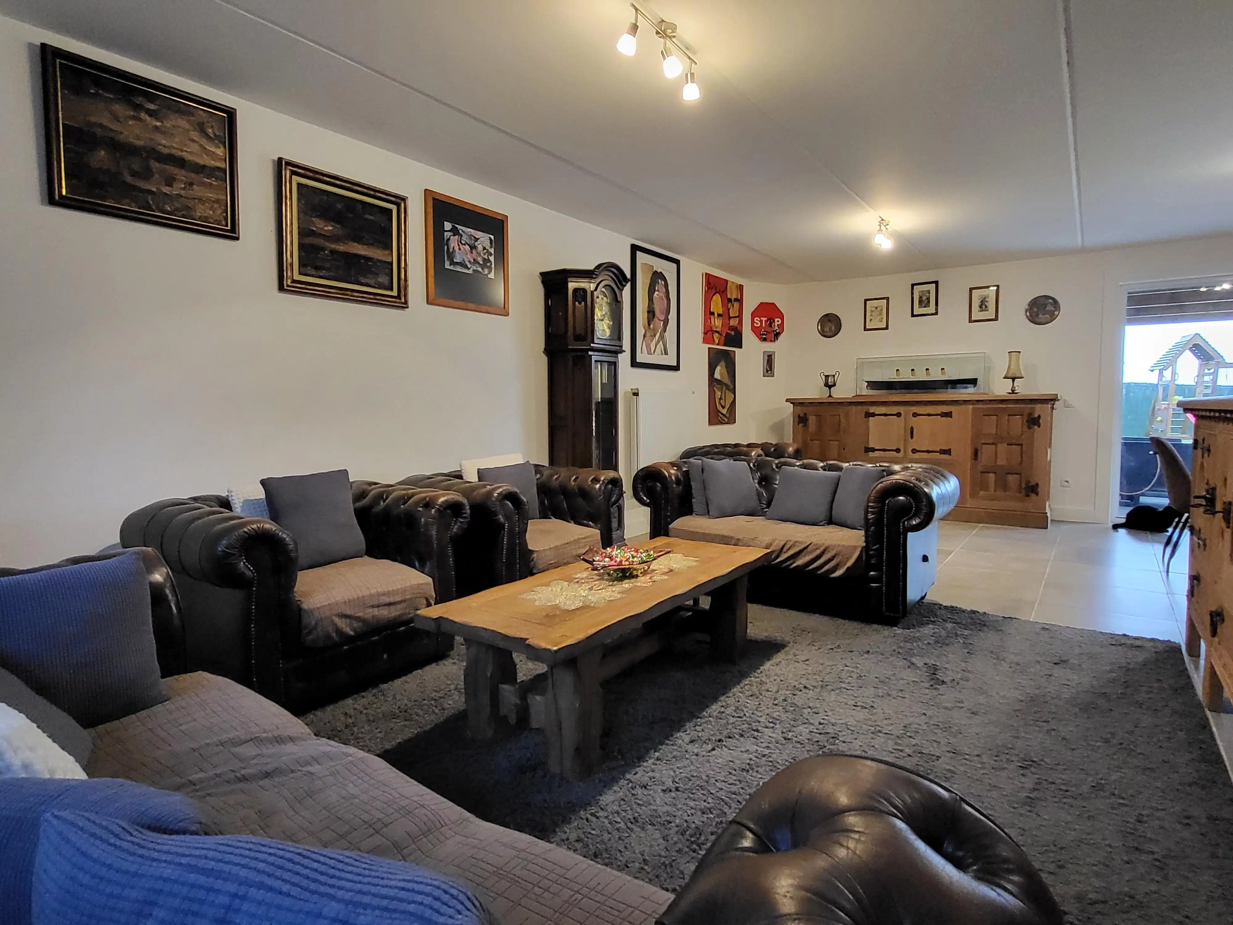 In het landelijke Roborst, een deelgemeente van Zwalm in de prachtige Vlaamse Ardennen, bevindt zich deze ruime en volledig gerenoveerde woning op een perceel van 1.143 m².  foto 10