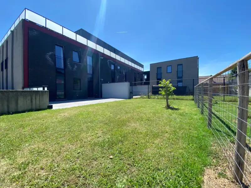 Gelijkvloers app. met 2 slpks, terras, tuin en parking foto 9