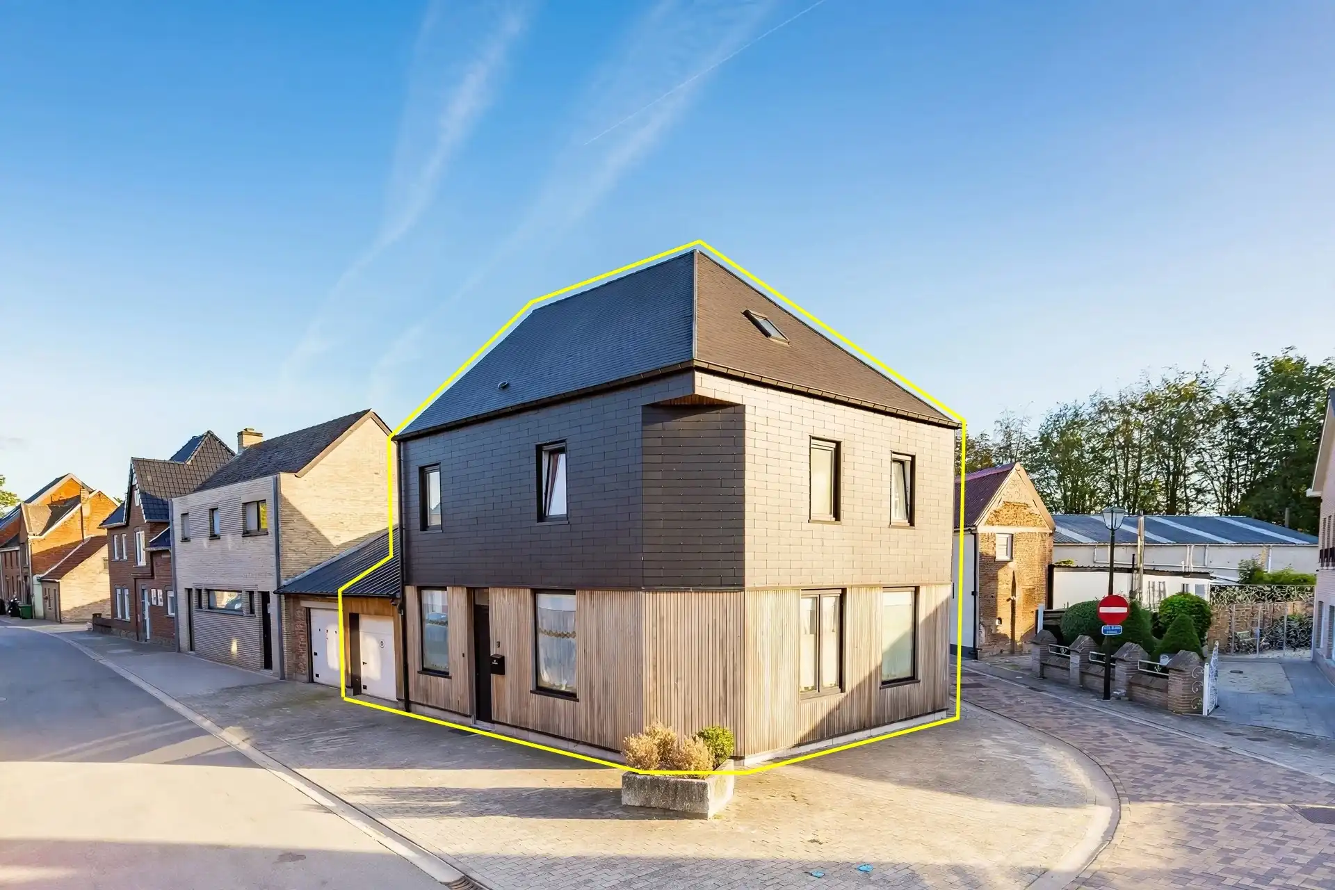 Energiezuinige hoekwoning met 5 slaapkamers en tuin in Berlare foto {{pictureIndex}}