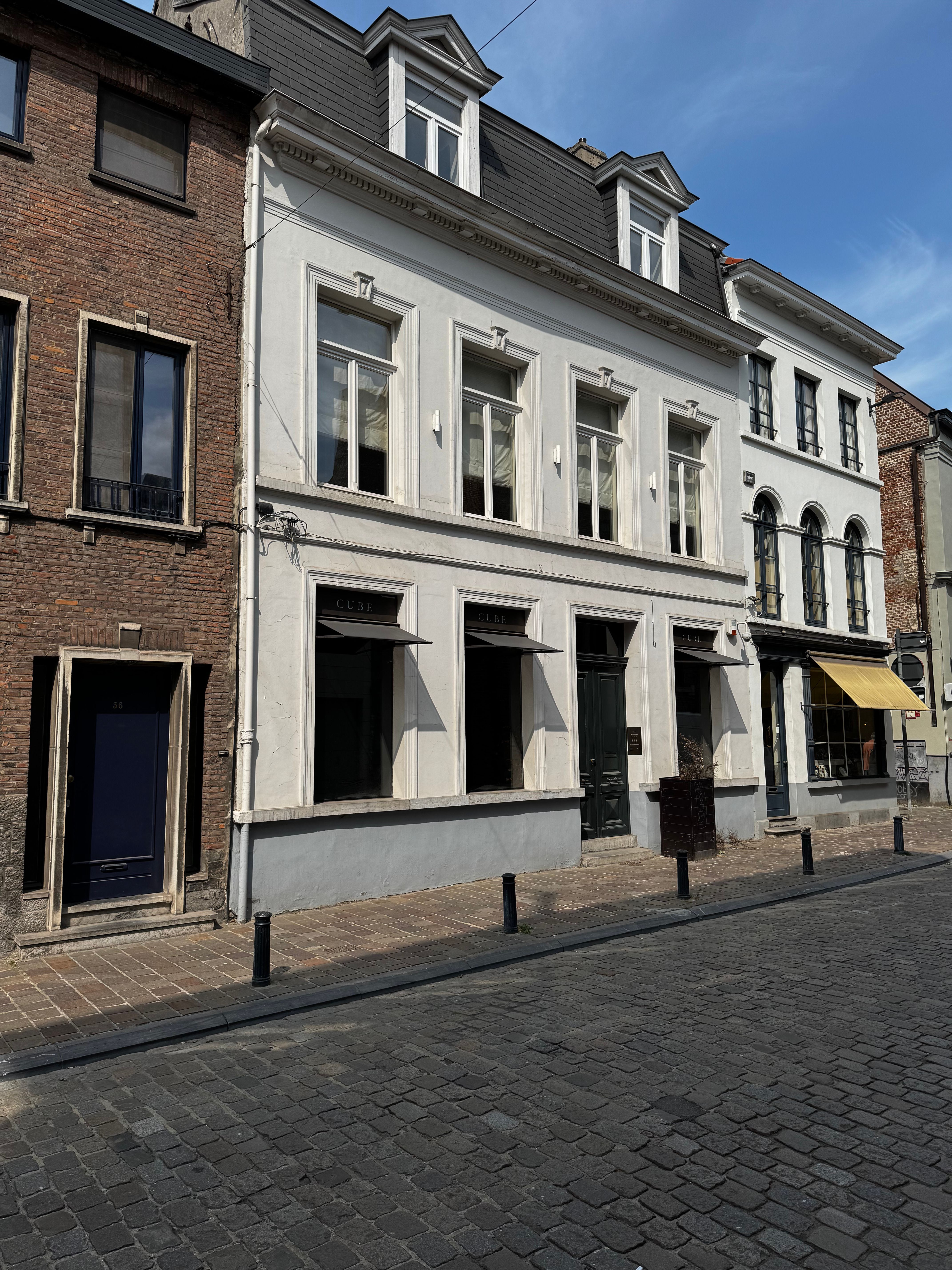 Volledig gerenoveerd handelspand met duplexappartement foto {{pictureIndex}}