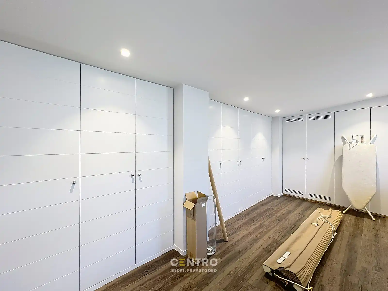 Magazijnen met kantoorgedeelte, garages én RUIM verhard buitenterrein, rustig gelegen in centrum Hooglede! foto 20