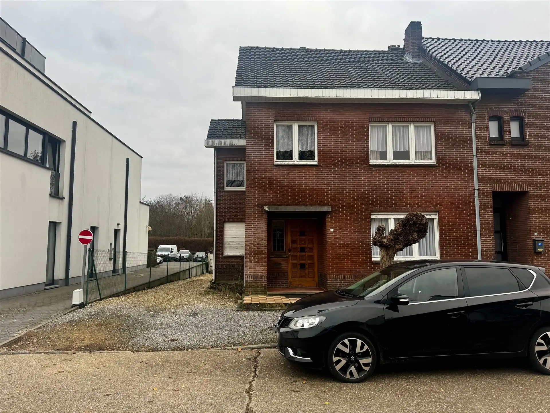 Hoofdfoto van de publicatie: Halfopen te verbouwen woning op rustige locatie in Maasmechelen