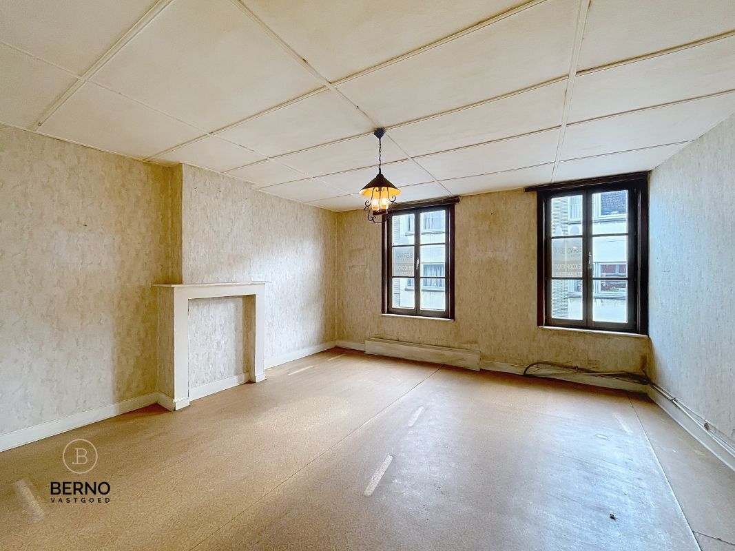 Te renoveren, ruime rijwoning met tuin en garageboxen foto 14