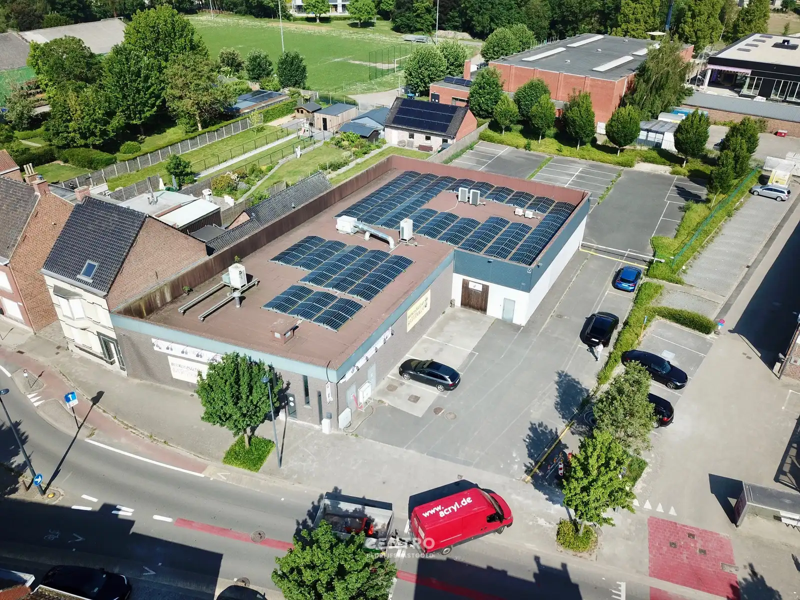 Multifunctioneel bedrijfspand (binnenrecreatie, toonzaal, winkel, opslag,...) van 782m² met 40 parkeerplaatsen op eigen terrein te Bavikhove (Harelbeke). foto 4
