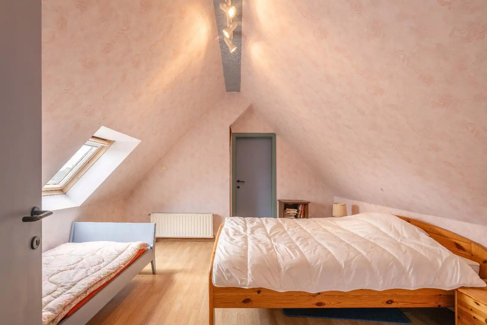CHARMANTE ALLEENSTAANDE WONING MET BIJGEBOUWEN EN WEILAND  foto 18