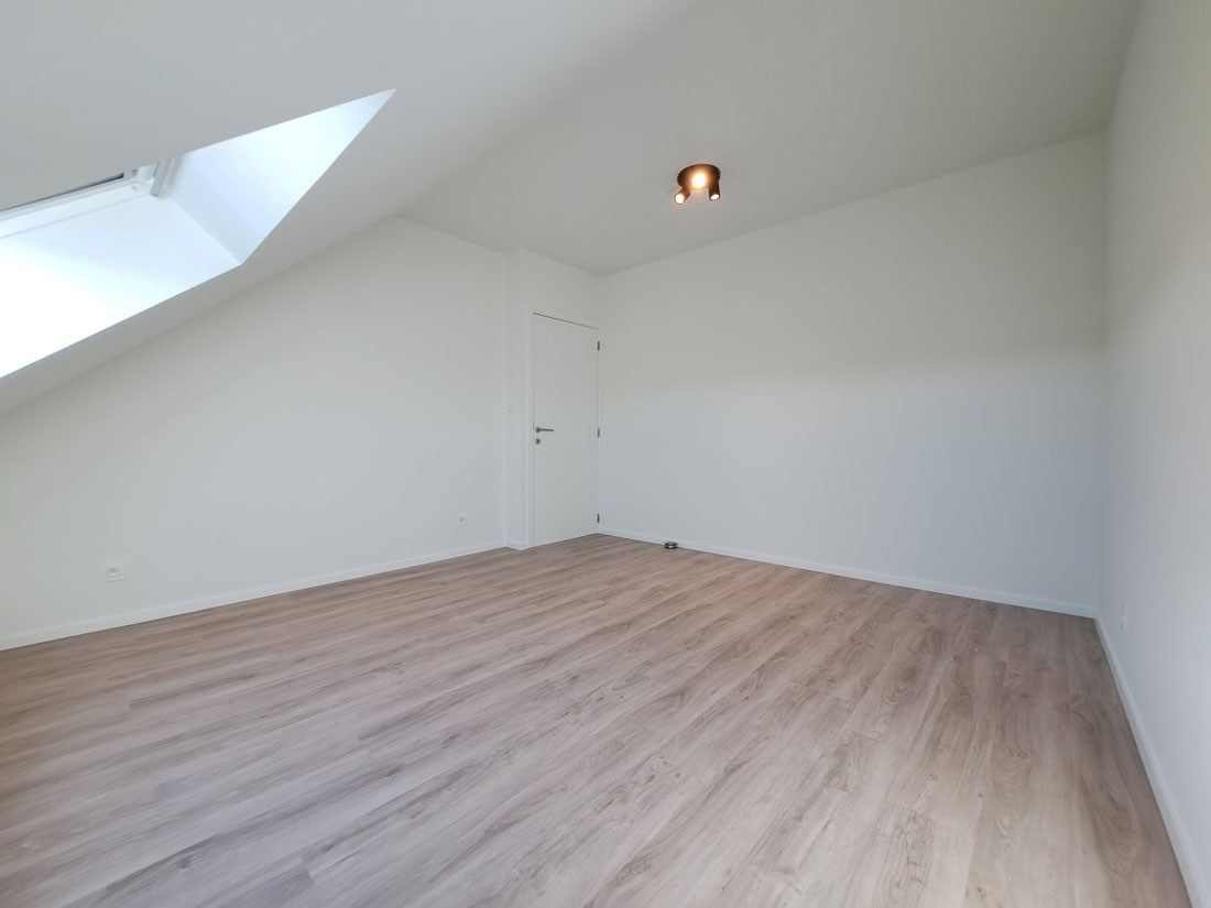 Instapklaar ruim duplex appartement te Rekem foto 17