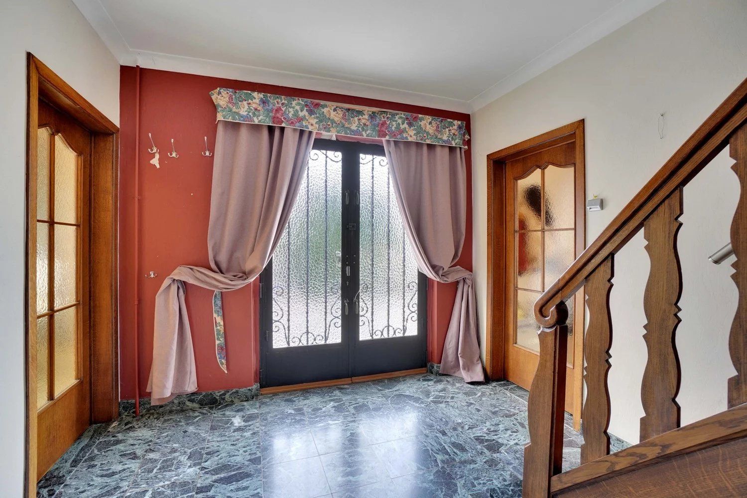 Halfopen bebouwing met 3 slaapkamers en handelspand foto 3