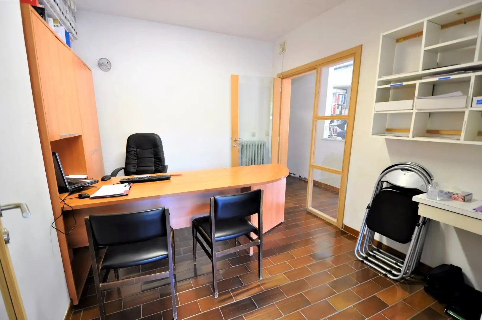 kantoorruimte/ handelsgelijkvloers/ praktijkruimte op commerciële locatie nabij de ring van Brugge foto 9