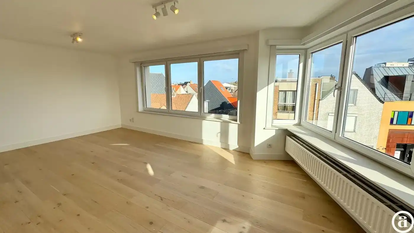 Gerenoveerd hoekappartement met 2 volwaardige slaapkamers, vlakbij het centrum van Knokke. foto 2