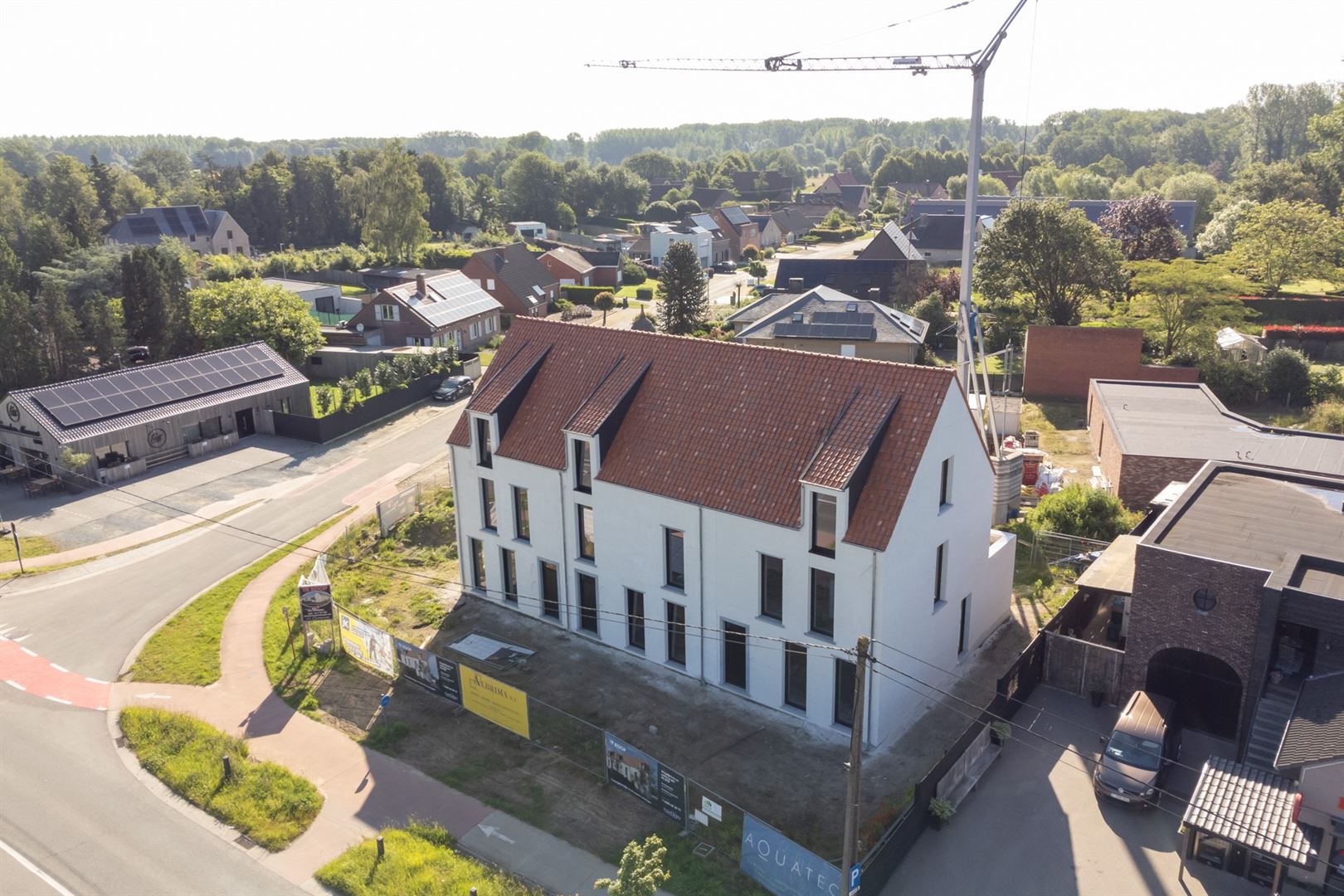 Woning met 4 slaapkamers en apart bureau met Zuid tuin.  foto 4