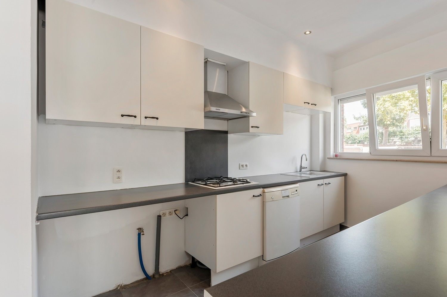 Gerenoveerd gelijkvloersappartement met twee slaapkamers. foto 9