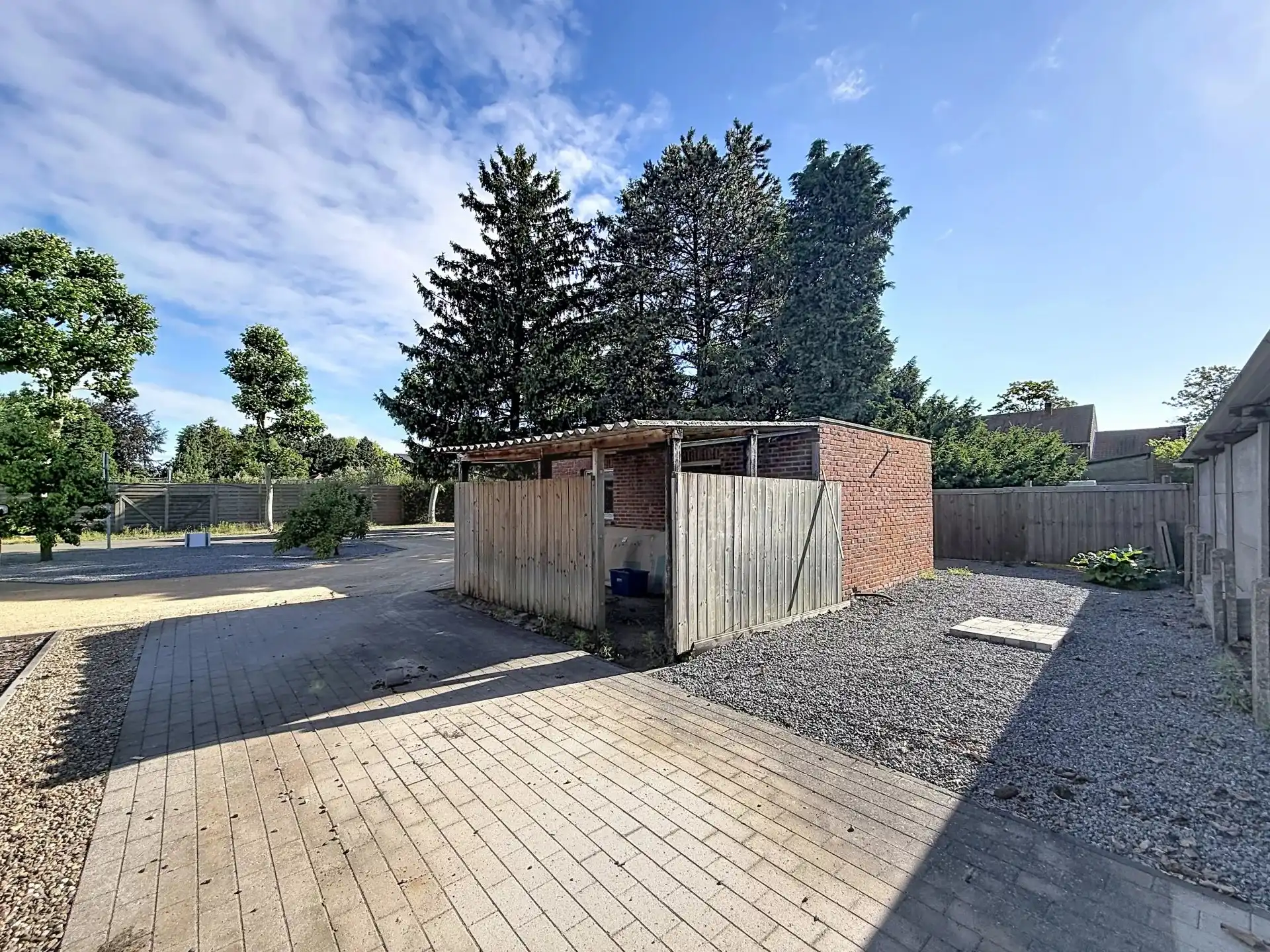 Te renoveren gelijkvloerse woning met 3 slaapkamers op een ruim perceel. foto 24