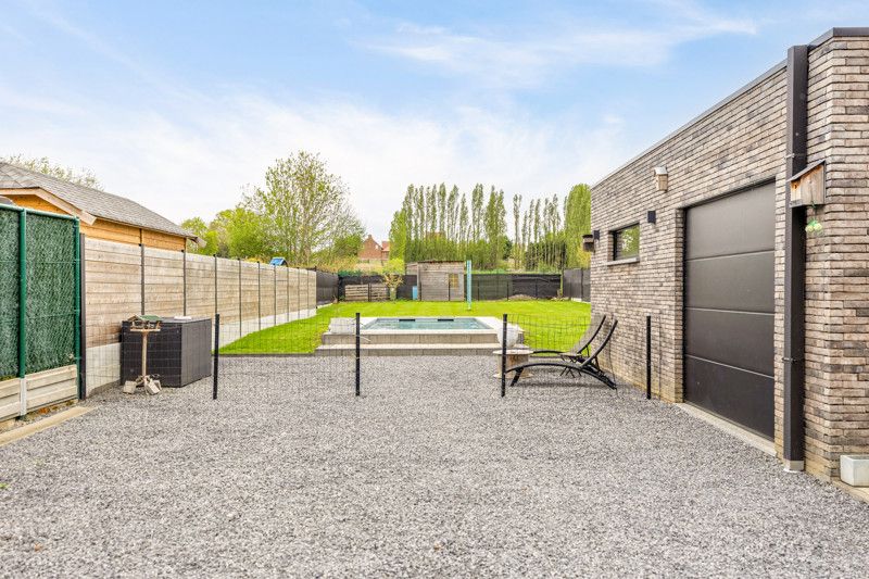 Recente, instapklare woning met garage en zwembad foto 30