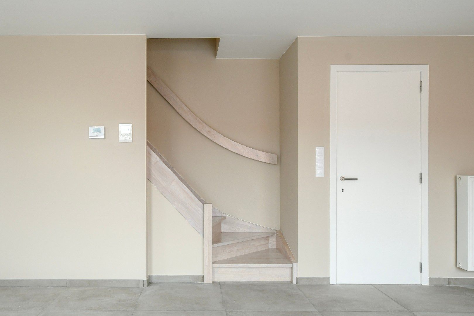 Zeer ruim nieuwbouwapp met 2 slpk en autostaanplaats in het centrum van Eernegem foto 3