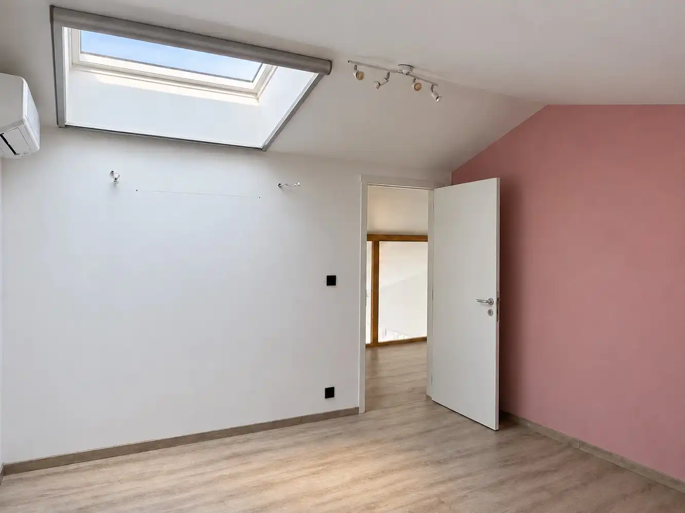 Ruim triplexappartement met vier slaapkamers, ruim terras en twee autostaanplaatsen foto 15