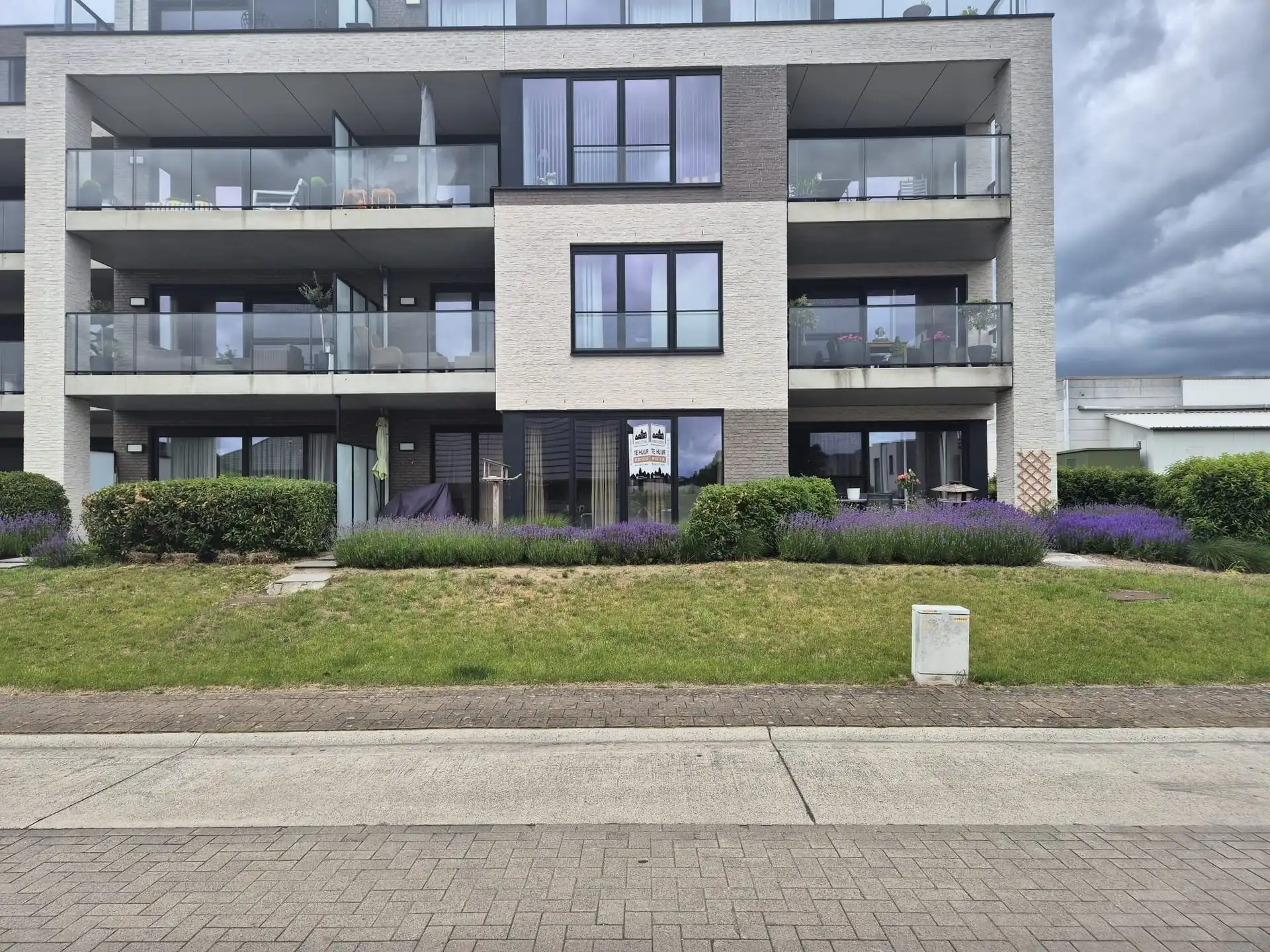 Modern gelijkvloers appartement met terras. foto 24