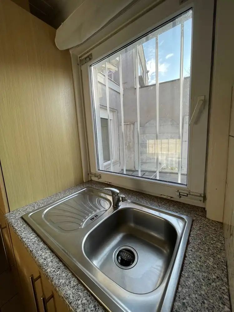 Handelsgelijkvloers met koer en bovengelegen appartement foto 15