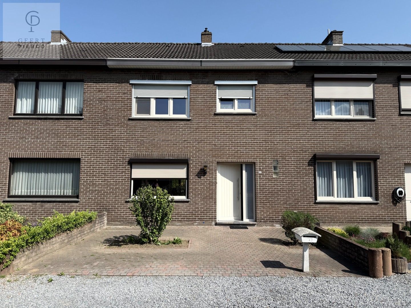Instapklare rijwoning gelegen aan de stadsrand van Sint-Truiden en op wandelafstand van het commerciële stadscentrum, het station en vele sportfaciliteiten. foto {{pictureIndex}}