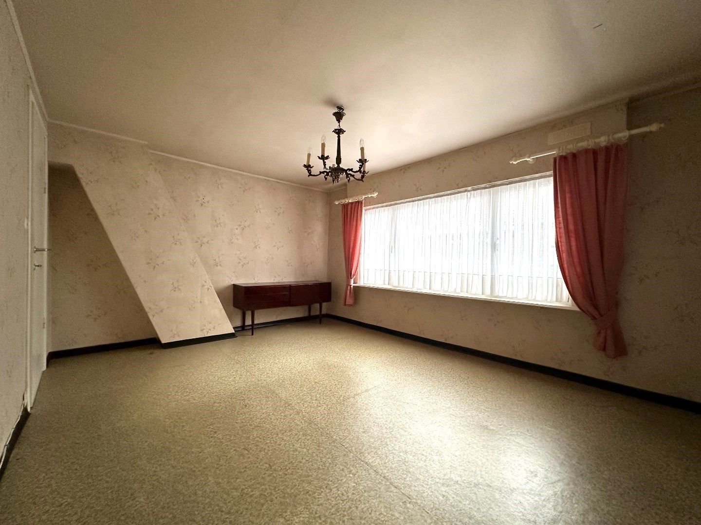 Rijwoning met garage en uitweg te koop in het centrum van Stasegem! foto 10