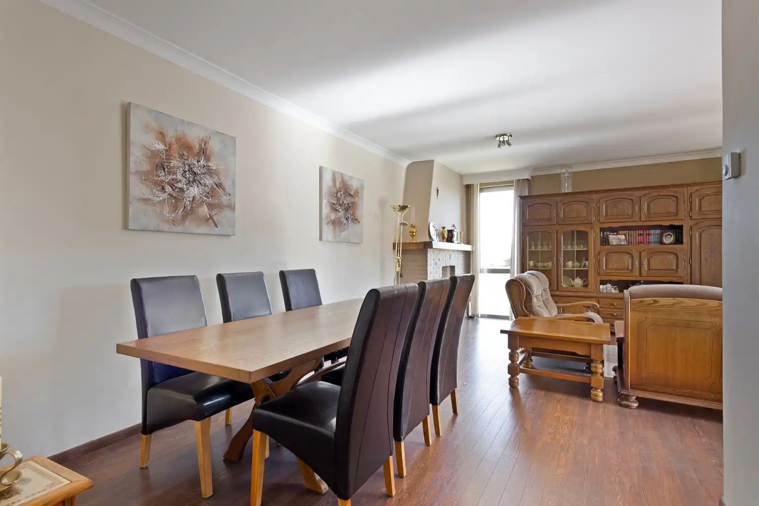 Zeer ruim 2 (+1)-slaapkamer appartement met overdekt terras, ondergrondse garagebox en aparte berging gelegen op wandelafstand van het centrum van Maaseik.  foto 6