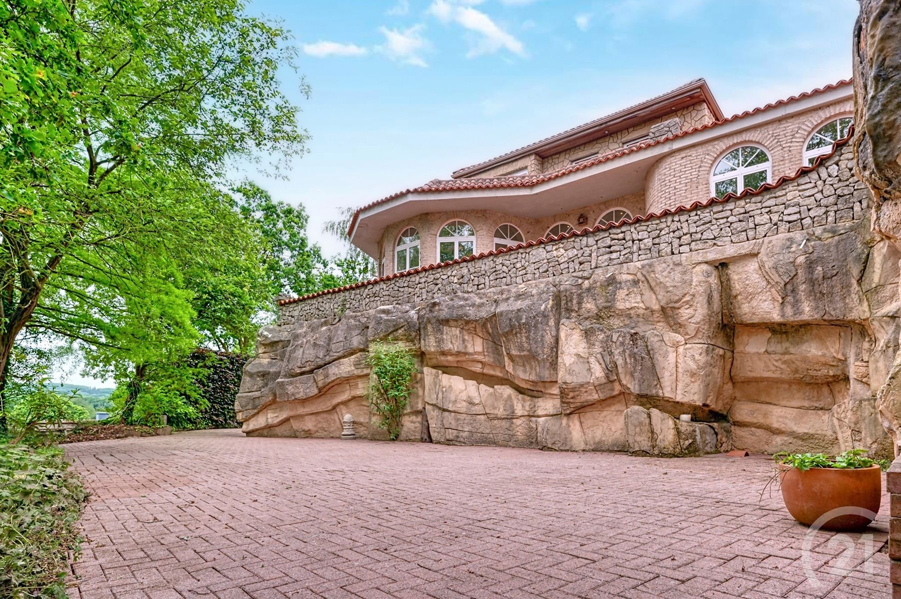 Hoofdfoto van de publicatie: Exclusieve villa met karakter en prachtig uitzicht!