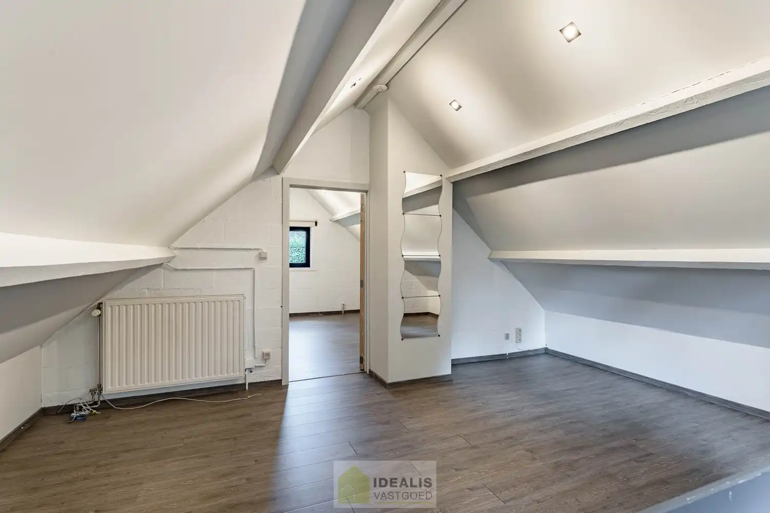 IDYLLISCH GELEGEN BIJZONDERE EIGENDOM BESTAANDE UIT RIANT WOONHUIS, APART BEWOONBAAR BIJGEBOUW EN ATELIER OMGEVEN DOOR EEN SCHITTERD AANGELEGDE TUIN EN WEILAND. Het domein is toegankelijk zowel aan de mooie Urnenveldstraat doch ook via een uitzonderlijk mooie oprijlaan toegankelijk langs de boszijde van het perceel. Deze vrijstaande woning, gebouwd in 1986, beschikt over een sfeervolle leefruimte in vol contact met de tuin en biedt een heerlijke atmosfeer dankzij de centraal geplaatste speksteenkachel. Op de verdieping beschikt de woning over slaapkamers en sanitair. Een absolute meerwaarde is het afzonderlijk volledig ingericht bijhuisje, centraal op het perceel, voorzien van alle woonfaciliteiten. Verder is er de mogelijkheid om wonen/werken te combineren via het knap afgewerkte atelier, met vergezicht op het eigen weiland. Geschikt voor kandidaten op zoek naar een ruime en instapklare parel met een idyllische uitstraling! foto 46