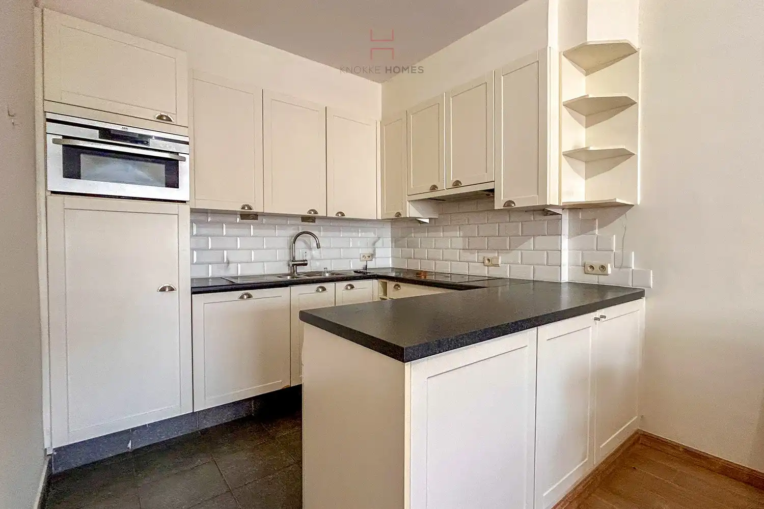 Ongemeubeld twee slaapkamer appartement in de Piers De Raveschootlaan te Knokke. foto 6