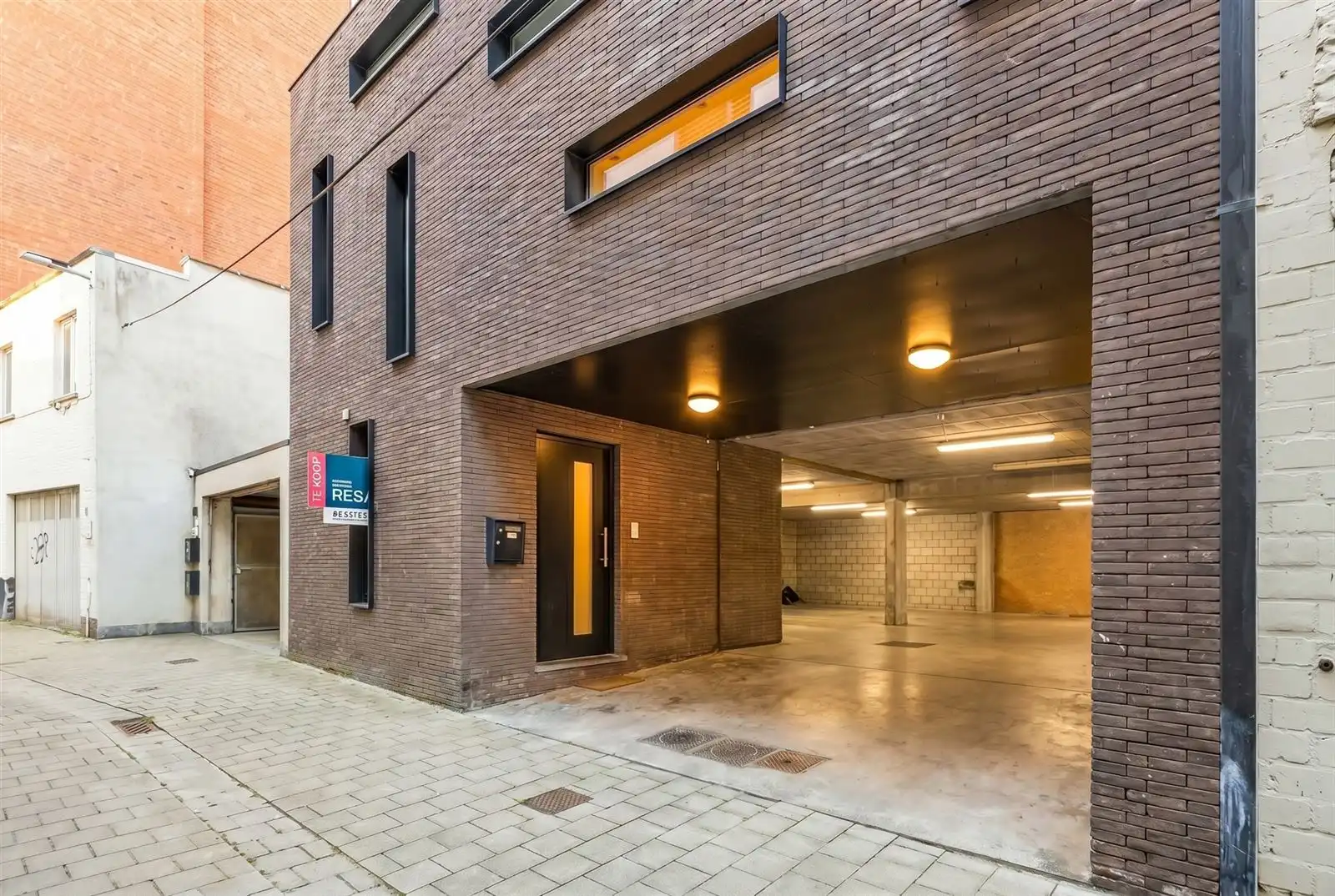 Unieke moderne triplex appt  met ruime garage op toplocatie in een steegje van de Kouter foto {{pictureIndex}}