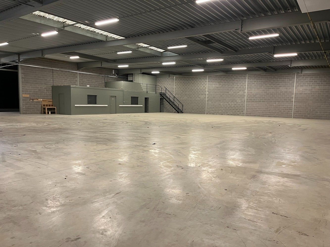 750m² opslagruimte met kantoor foto 14