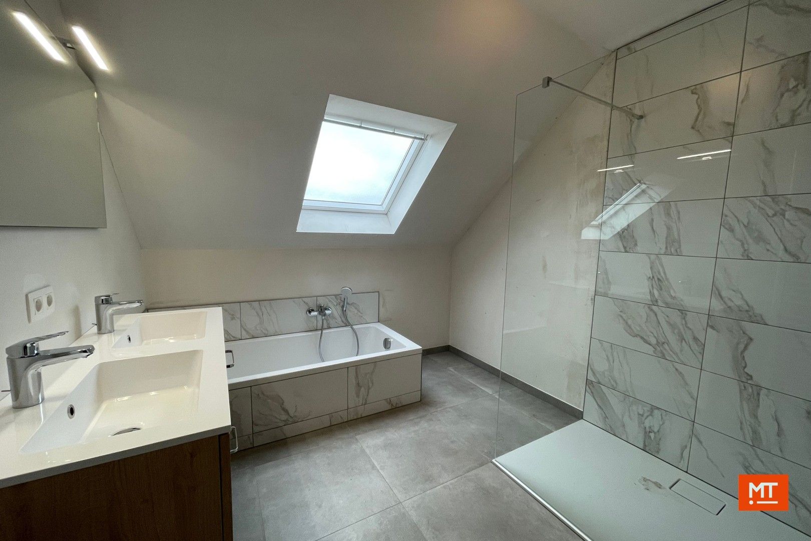 Rijwoning te huur met 3 slaapkamers en carport foto 8