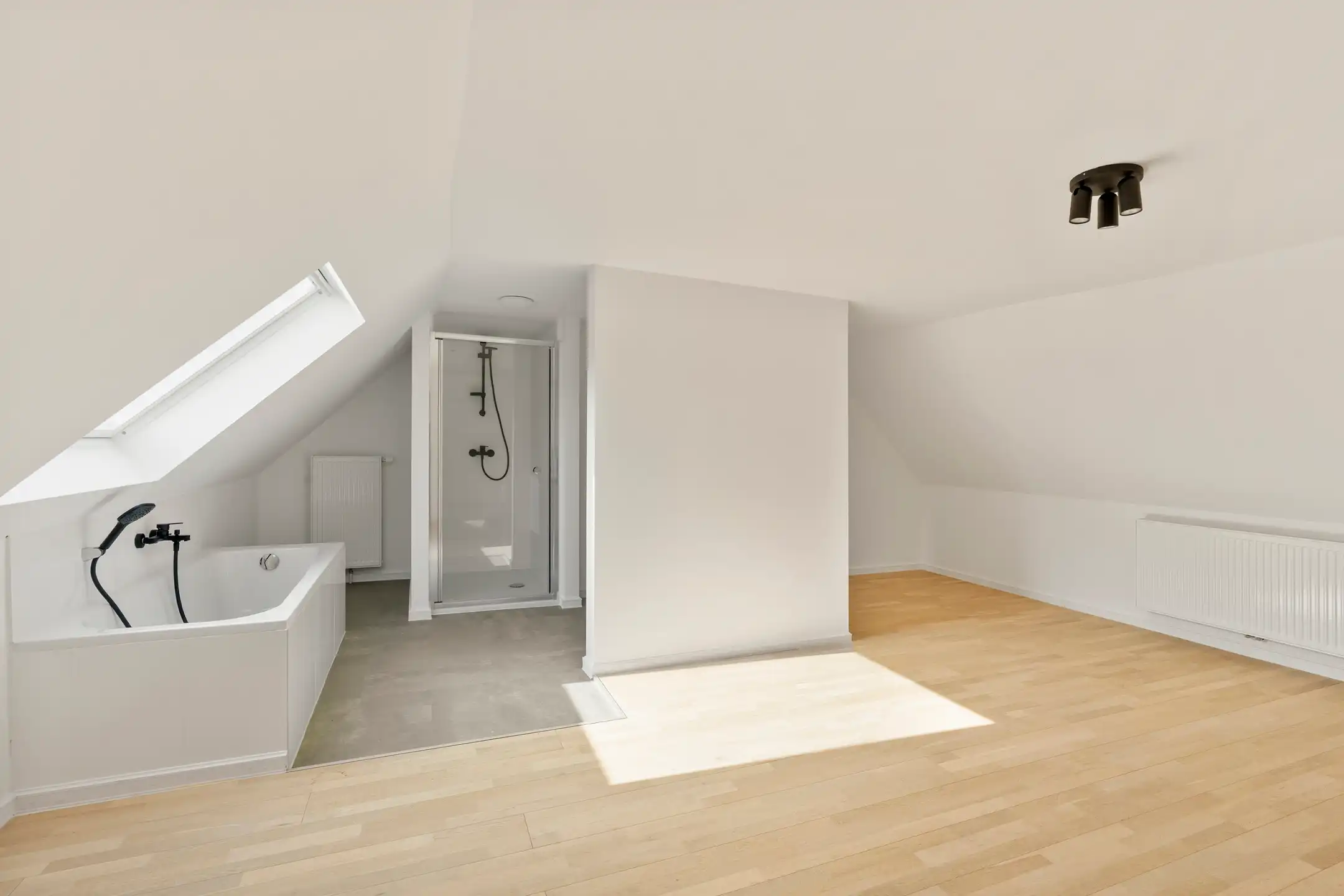 Volledig GERENOVEERDE woning met ZONNIGE TUIN en 3 SLK foto 18