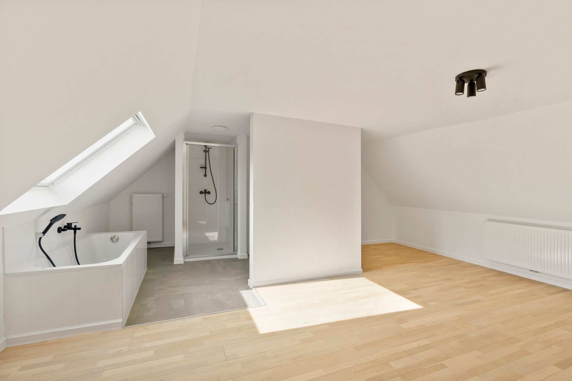 Volledig GERENOVEERDE woning met ZONNIGE TUIN en 3 SLK foto 18