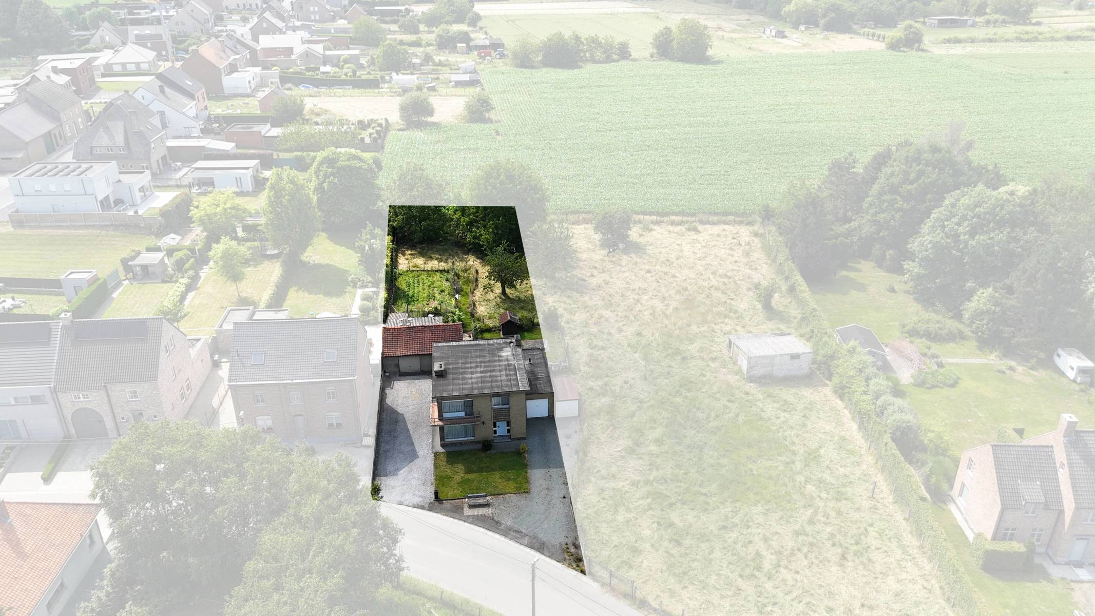 Open bebouwing met 3 slpks, garage, opslagruimte & tuin foto 2