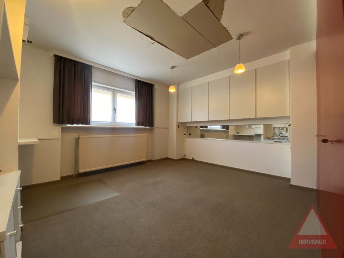 Roeselare - Ruime woning met handelsruimte, garage en 5 slaapkamers foto 14