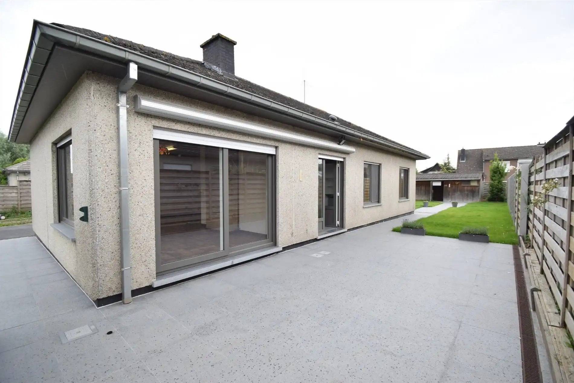 BUNGALOW MET MOOIE TUIN EN GARAGE foto 2