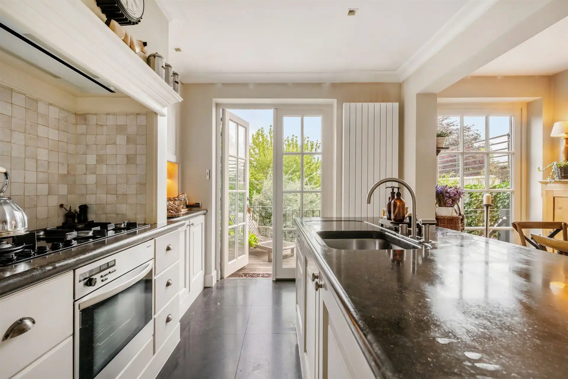 Statige herenwoning met stadstuin en praktijkmogelijkheden foto 8