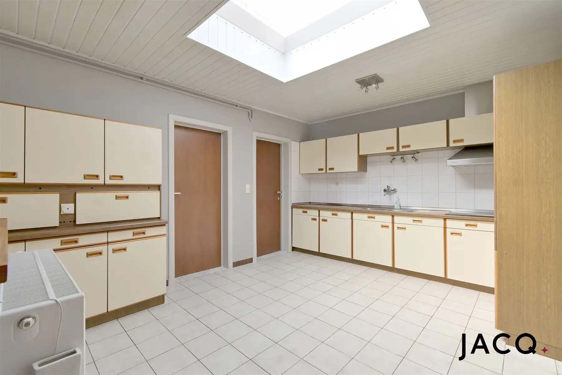Te renoveren woning met 4 slpk's, terras (25m²) en garage! foto 6