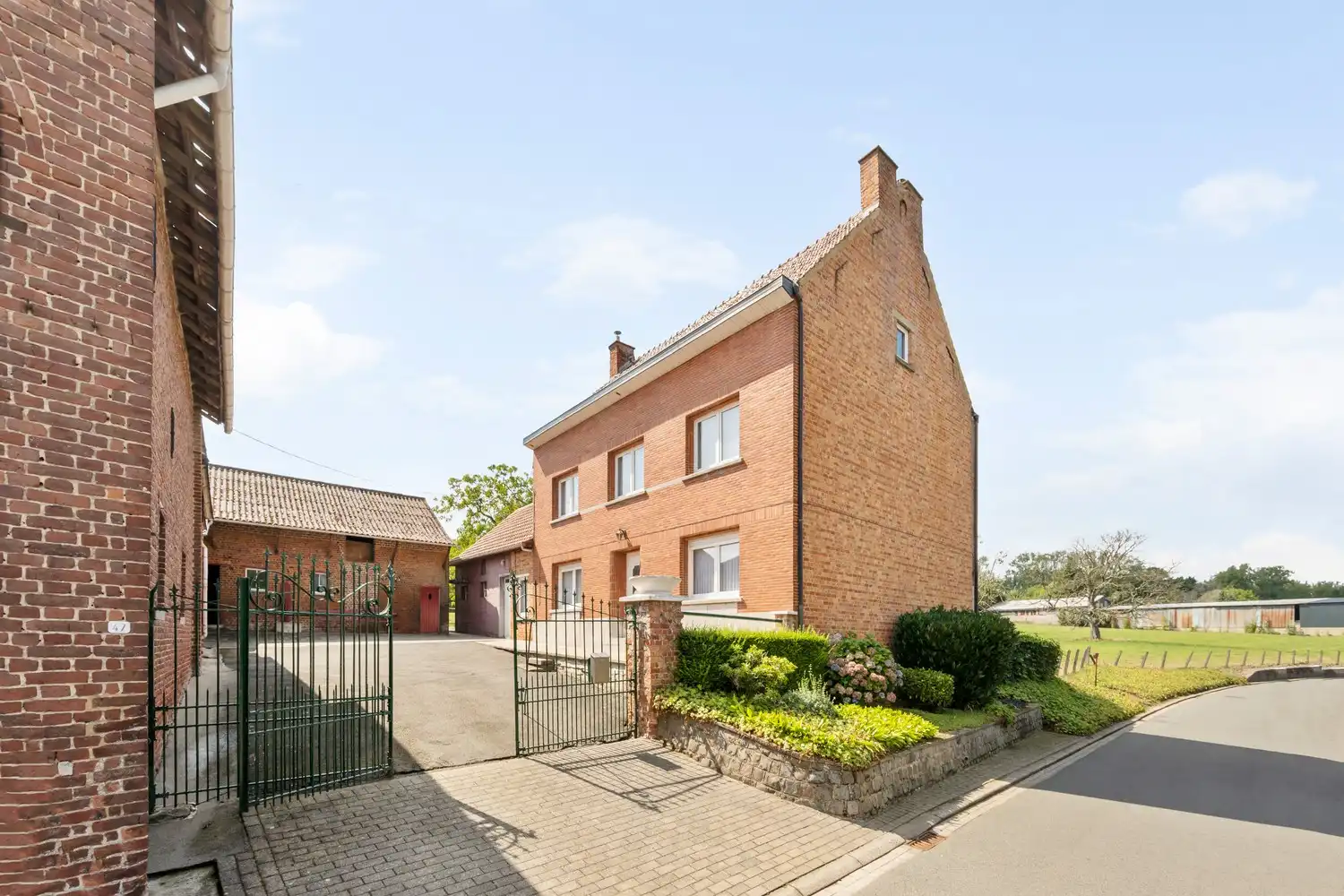 UNIEKE LANDELIJKE EIGENDOM MET WONING, STALLEN EN 15.380 M² GROND – EEN OASE VAN RUST EN RUIMTE IN PAJOTTEGEM foto 3