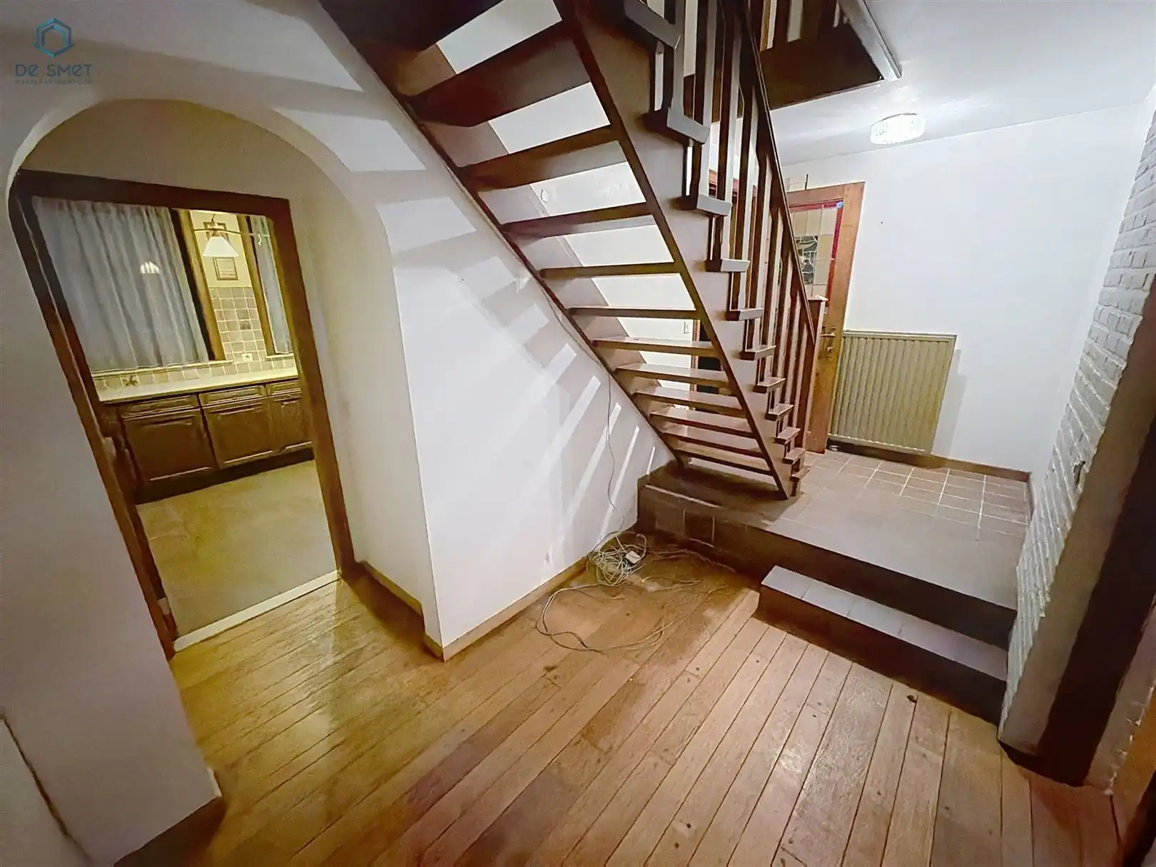 Te renoveren woning met 4 slaapkamers, garage en tuin op toplocatie in Denderleeuw foto 4